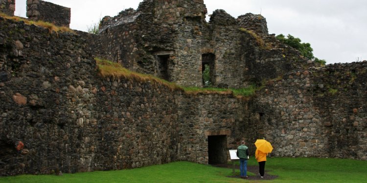 6) The building of Inverlochy by the Comyns